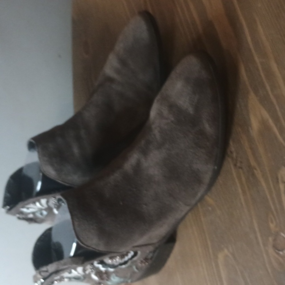 Women's Kenneth Cole reaction beaded  zipper brown leather suede shoes size 8.5